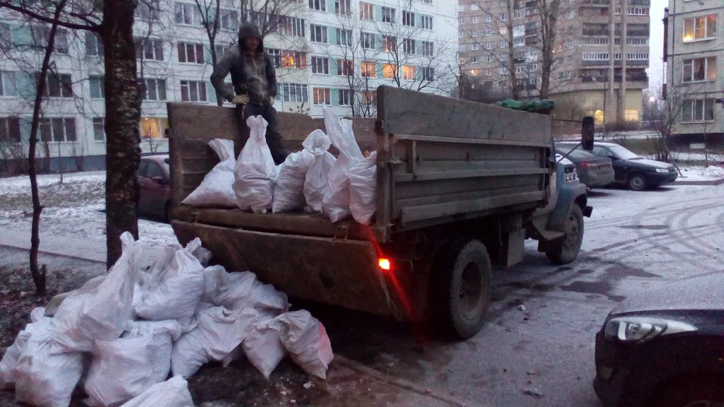 Вывоз мусора в мешках в Железнодорожном в октябре