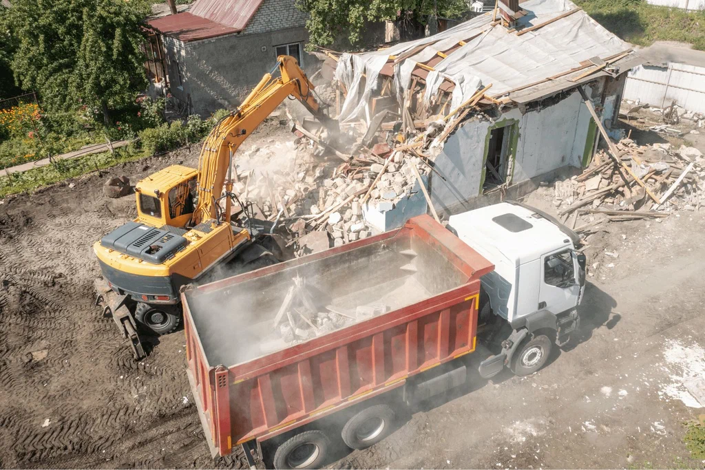 Вывоз мусора после сноса зданий с выездом в Железнодорожном в октябре