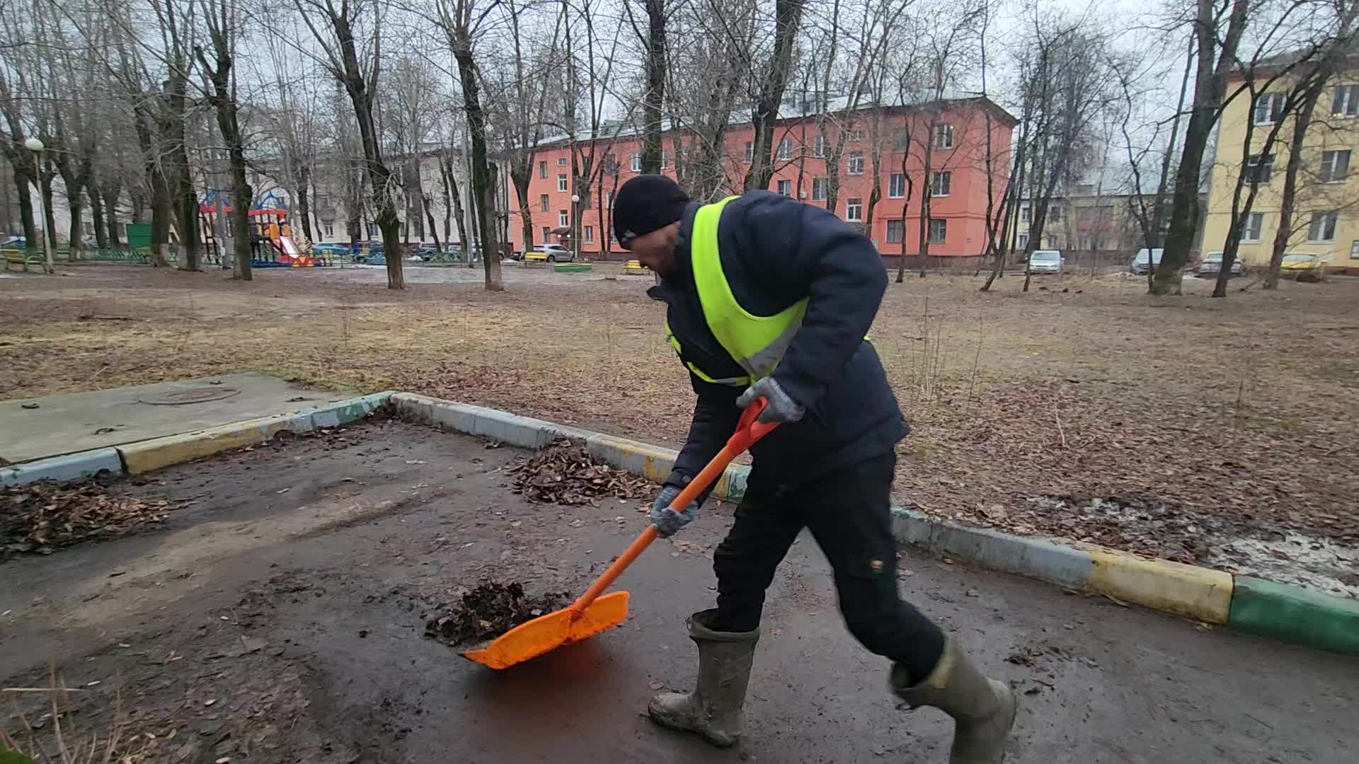 Уборка территорий в Железнодорожном в октябре