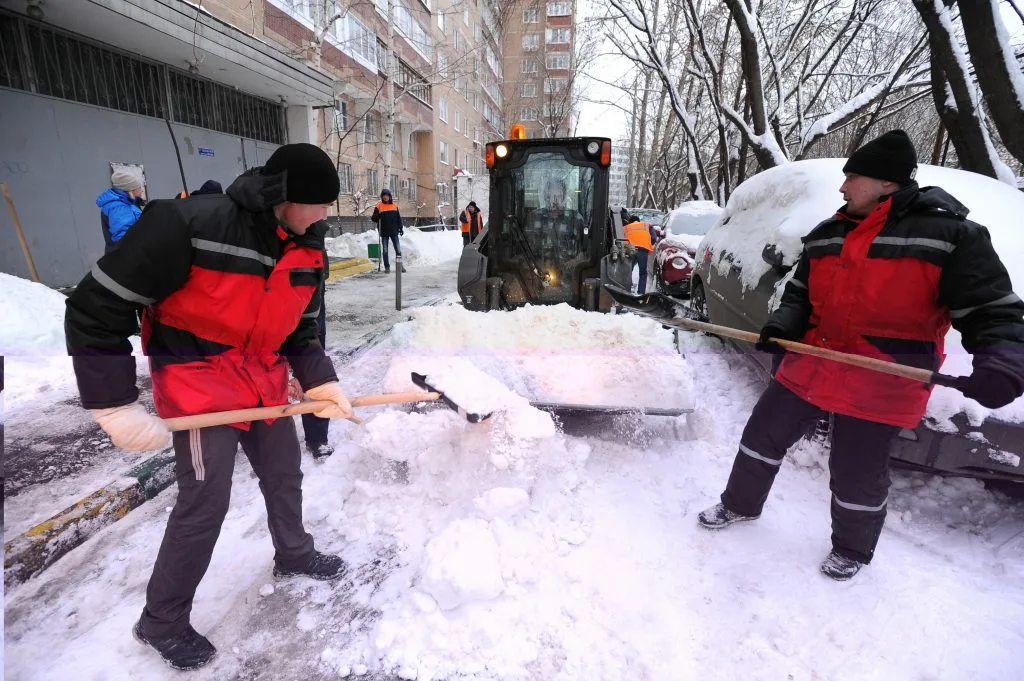 Очистка дворов от снега с гарантией результата в Железнодорожном в октябре